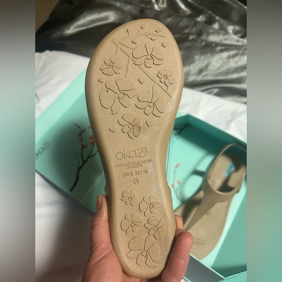 Women's Gold OkaB Sandals size 9 NWT - Picture 4 of 5